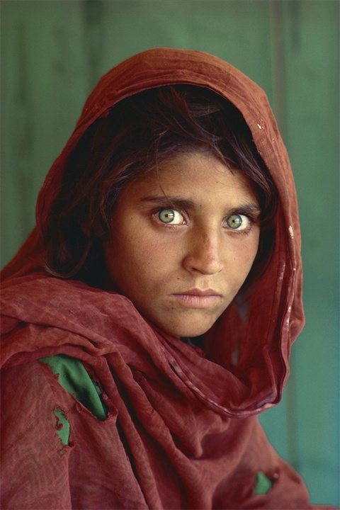 Picture of a pretty girl with haunting green eyes.