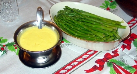 Asparagus with hollandaise sauce on the side